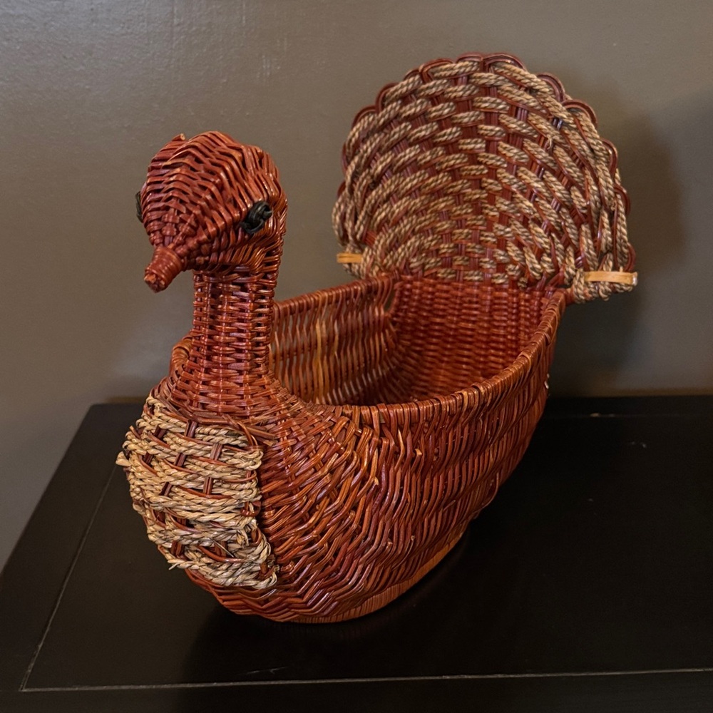 Vintage Woven Wicker “Turkey” Basket-Thanks Giving Center Piece Must Have-EUC